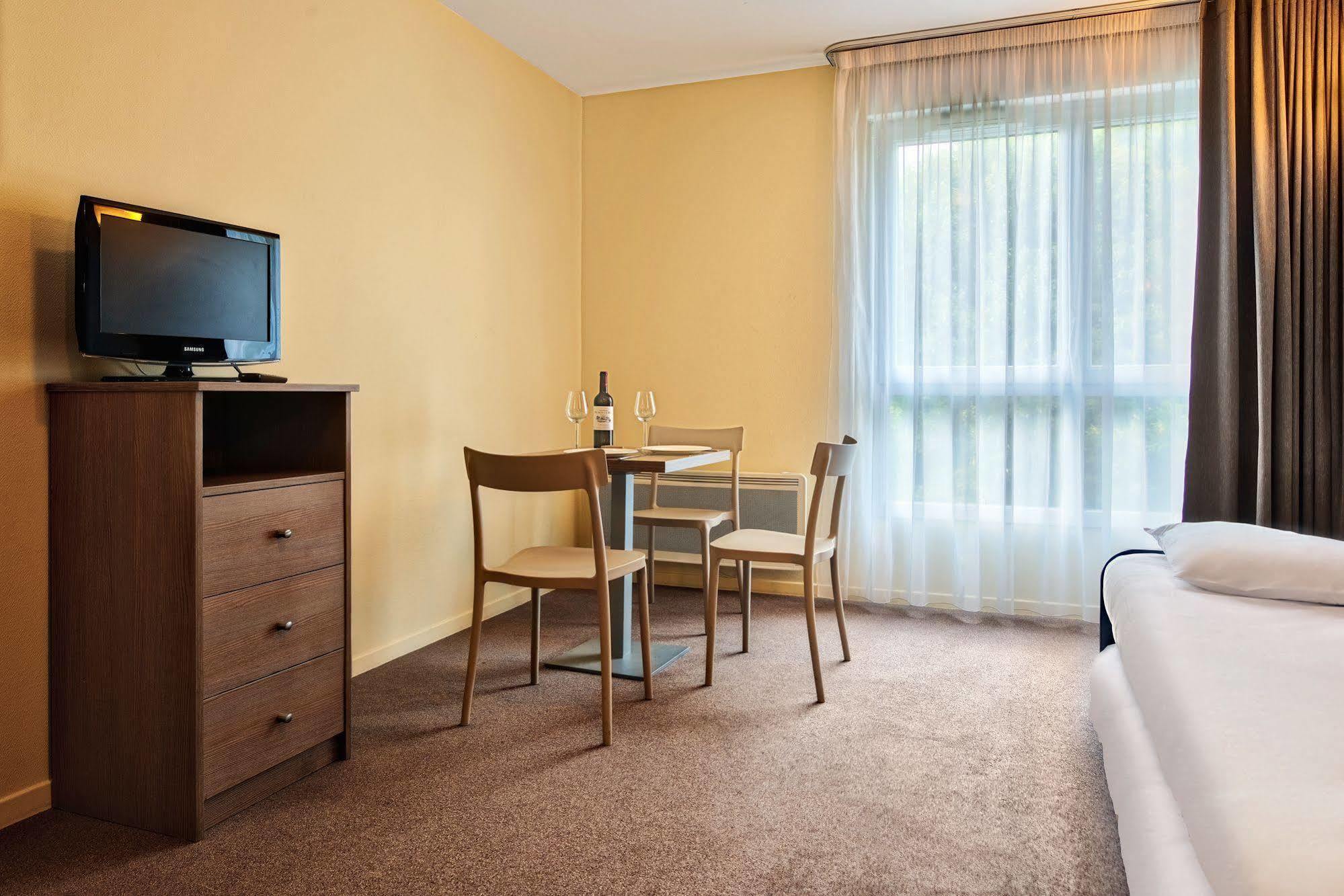 Zenitude Hotel-Residences Magny les Hameaux Bagian luar foto